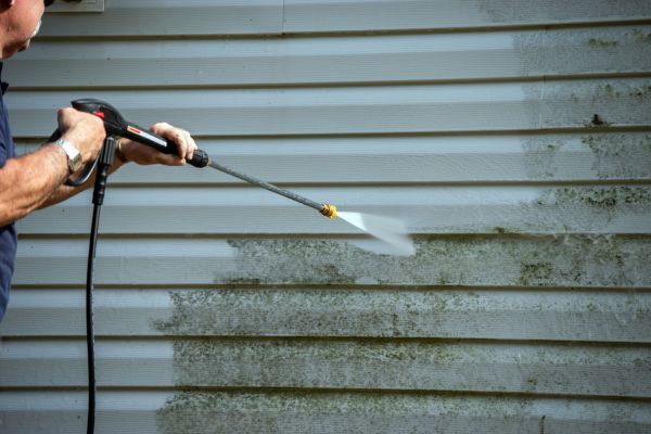 Vinyl Siding Power Washing in Elgin